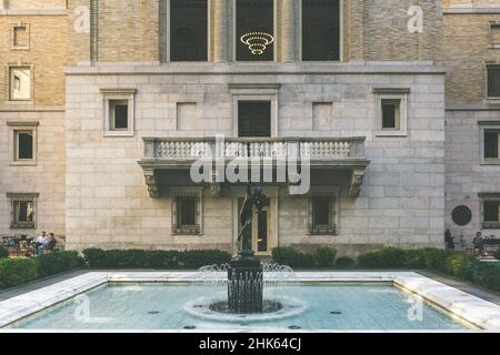 Boston, USA - 22 ottobre 2021: Aspetto vintage di una scultura sul cortile dell'edificio McKim della Boston Public Library Foto Stock