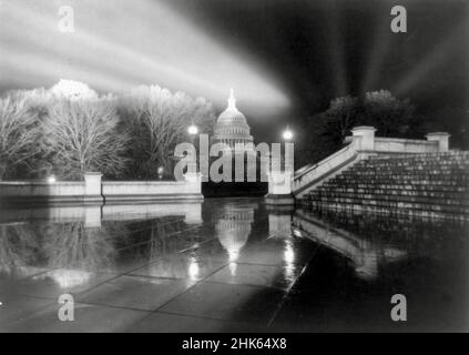 Vista notturna sotto la pioggia del Campidoglio presa dai gradini di Neptune Plaza, Biblioteca del Congresso - circa 1921 Foto Stock