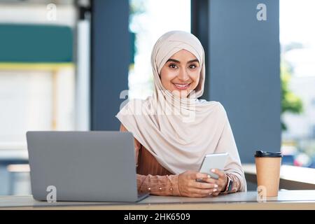 Nomade digitale, freelance, businesswoman lavora in remoto all'aperto, gadget per il lavoro in città Foto Stock