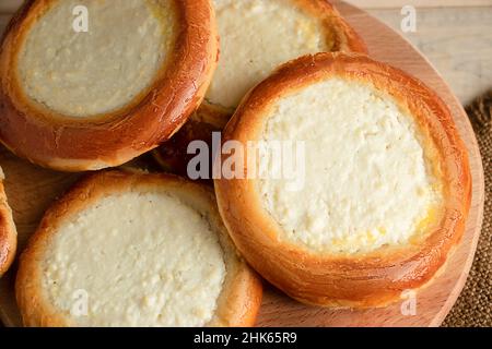 Panini fatti in casa con formaggio casereccio su sfondo di legno. Dolci senza glutine. Tradizionale cibo dolce russo o ucraino Foto Stock