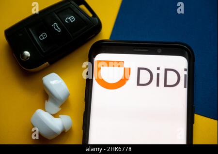 In questa figura viene visualizzato un logo Didi sullo smartphone. Foto Stock