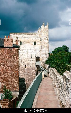 Resti di un forte romano e l'insediamento Eboracum a York, base per la Nona Legione romana. Monk bar - costruito nel 14th secolo cancello, sulla porta romana porta decumana. Scansione di archivio da un vetrino. Ottobre 1979 Foto Stock