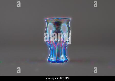 Ispirato da Tumbler, Louis Comfort Tiffany, americano, 1848–1933, Tiffany Studios, Corona, New York, 1900–1938, c.1895–1900, vetro di Favrile, Prodotto a Corona, New York, Stati Uniti, Nord e Centro America, vetreria, 4 x 2 3/8 poll. (10,2 x 6 cm, riimmaginato da Artotop. L'arte classica reinventata con un tocco moderno. Design di calda e allegra luminosità e di raggi di luce. La fotografia si ispira al surrealismo e al futurismo, abbracciando l'energia dinamica della tecnologia moderna, del movimento, della velocità e rivoluzionando la cultura Foto Stock