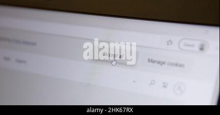 Accetta tutti i cookie, i messaggi sullo schermo di un computer portatile, la vista primo piano. Accetta modifiche, indirizzi e-mail. Concetto di accettazione Foto Stock