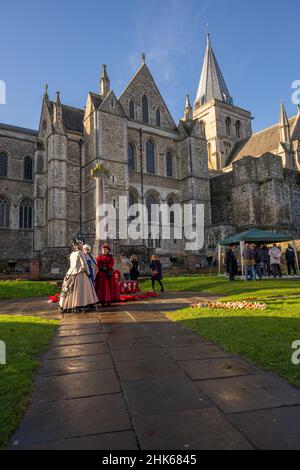 Persone vestite in costume vittoriano per il Dickens christmas Festival a Rochester Kent Foto Stock