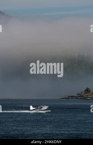 L'aereo galleggiante accelera per il Takeoff a Tofino sull'isola di Vancouver in Canada Foto Stock