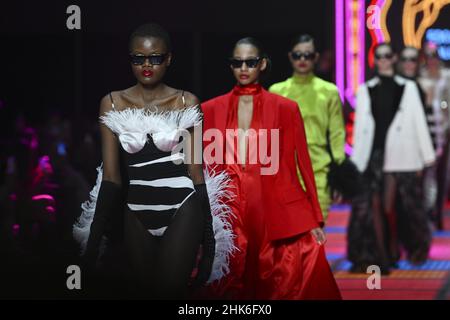 Roma, Italia. 02nd Feb 2022. Un modello percorre la pista alla sfilata Edoardo Gallarini 'Showgirl' durante l'Altaroma 2022 presso i Cinecitta Studios il 02 febbraio 2022 a Roma. Credit: Independent Photo Agency/Alamy Live News Foto Stock