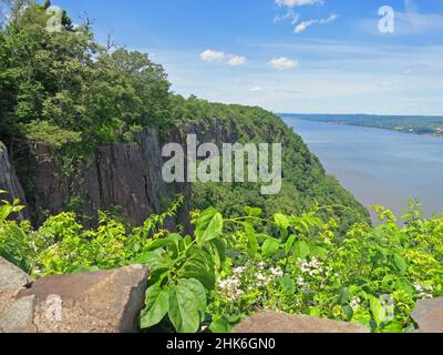 New Jersey, New York, NJ, NY, state line Lookout sopra le scogliere di Palisade e il fiume Hudson. Foto Stock