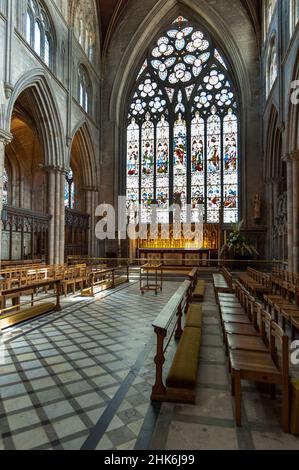La Chiesa Cattedrale di San Pietro e San Wilfrid - Ripon Cattedrale - North Yorkshire,- vista interna delle bancarelle del coro, altare e finestra est Foto Stock