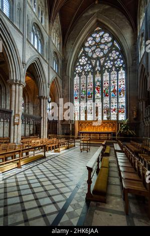 La Chiesa Cattedrale di San Pietro e San Wilfrid - Ripon Cattedrale - North Yorkshire,- vista interna delle bancarelle del coro, altare e finestra est Foto Stock