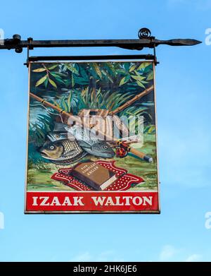 Tradizionale appeso pub cartello presso la casa pubblica Izaak Walton, High Street, East Meon, Petersfield, Hampshire, Inghilterra, Regno Unito. Foto Stock