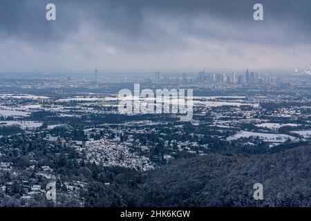 View from Taunus over Frankfurt and suburbs after a snowy night Foto Stock