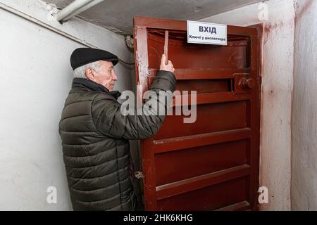 UZHHOROD, UCRAINA - 2 FEBBRAIO 2022 - Anatolii Koboziev, esperto di protezione civile, mostra intorno al rifugio della bomba dell'Ente comunista di Uzhhorod Vodocanal Foto Stock