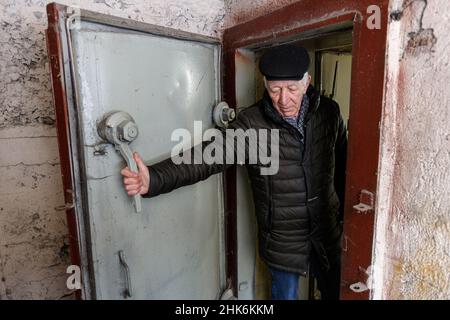 UZHHOROD, UCRAINA - 2 FEBBRAIO 2022 - Anatolii Koboziev, esperto di protezione civile, mostra intorno al rifugio della bomba dell'Ente comunista di Uzhhorod Vodocanal Foto Stock