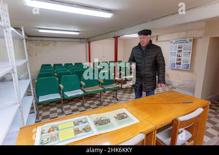 UZHHOROD, UCRAINA - 2 FEBBRAIO 2022 - Anatolii Koboziev, esperto di protezione civile, mostra intorno al rifugio della bomba dell'Ente comunista di Uzhhorod Vodocanal Foto Stock