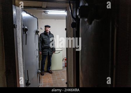 UZHHOROD, UCRAINA - 2 FEBBRAIO 2022 - Anatolii Koboziev, esperto di protezione civile, mostra intorno al rifugio della bomba dell'Ente comunista di Uzhhorod Vodocanal Foto Stock