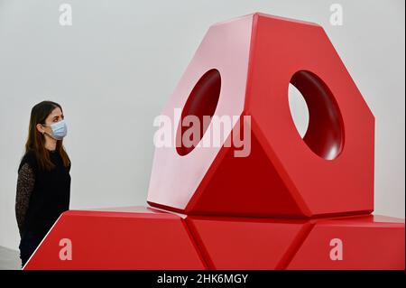 Londra, Regno Unito. Octetra, 1968 (2021), plastica rinforzata con fibra di vetro e vernice. Isamu Noguchi 'A New Nature' è una mostra al White Cube di Bermondsey, che si esibita dal 4th febbraio al 3rd aprile 2022, realizzata in collaborazione con la Fondazione Isamu Noguchi e il Garden Museum di New York. Foto Stock