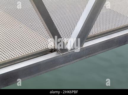 Questa è la struttura che mostra i dadi, i bulloni e la saldatura nei nuovi Pontoons a Findochty Harbour, Moray, Scozia Foto Stock