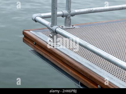 Questa è la struttura che mostra i dadi, i bulloni e la saldatura nei nuovi Pontoons a Findochty Harbour, Moray, Scozia Foto Stock