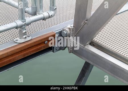 Questa è la struttura che mostra i dadi, i bulloni e la saldatura nei nuovi Pontoons a Findochty Harbour, Moray, Scozia Foto Stock