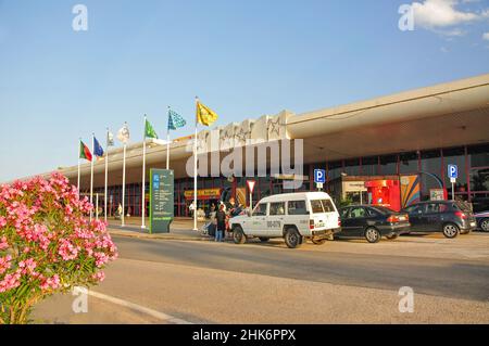 Terminal delle partenze, Aeroporto di Faro, Faro, Regione dell'Algarve, Portogallo Foto Stock