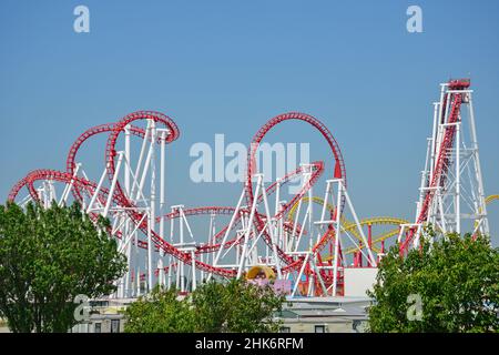 Il Millenium Rollercoaster al Fantasy Island Theme Park, Ingoldmells, Skegness, Lincolnshire, England, Regno Unito Foto Stock