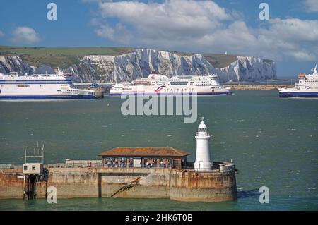 Le Scogliere Bianche di Dover e del faro dal mare, Dover, Kent, England, Regno Unito Foto Stock