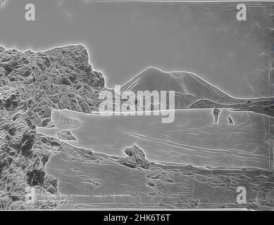 Ispirato dal Summit of Tongariro, mostra cono di Ngaruahoe, studio Burton Brothers, studio fotografico, circa 1886, Nuova Zelanda, Fotografia in bianco e nero, un uomo e un cane sono in piedi su una zona coperta di neve. Il vulcano, Ngaruhoe è sullo sfondo, reinventato da Artotop. L'arte classica reinventata con un tocco moderno. Design di calda e allegra luminosità e di raggi di luce. La fotografia si ispira al surrealismo e al futurismo, abbracciando l'energia dinamica della tecnologia moderna, del movimento, della velocità e rivoluzionando la cultura Foto Stock