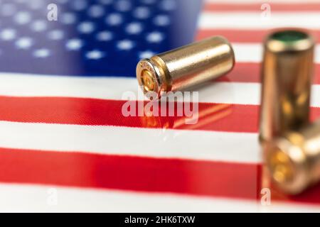 USA fuorilegge, ghetto, problema sociale e sfondo di attacco armato. Proiettili della pistola sopra la bandiera americana. Criminalità e corruzione stati uniti d'america c Foto Stock