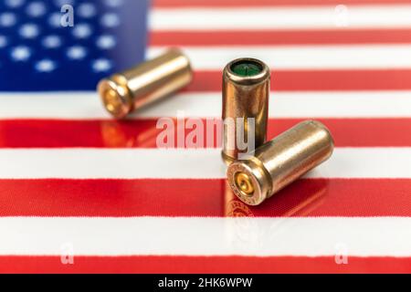 USA fuorilegge, ghetto, problema sociale e sfondo di attacco armato. Proiettili pistola sopra la bandiera americana foto Foto Stock