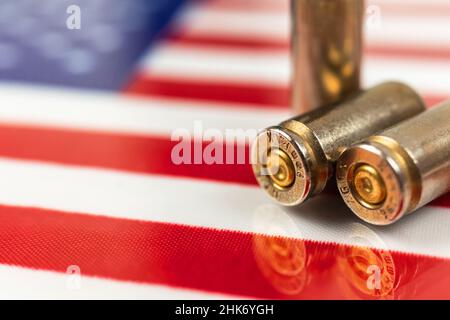 USA fuorilegge, ghetto, problema sociale e sfondo di attacco armato. Proiettili della pistola sopra la bandiera americana. Criminalità e corruzione stati uniti d'america c Foto Stock