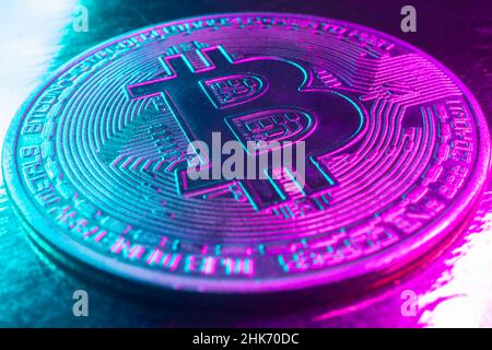 bitcoin cryptocurrency neon blu luce rosa Foto Stock