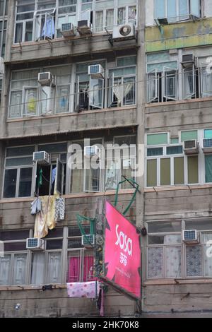 Cina, Hong Kong - scena dalle strade di Hong Kong Island fronte casa Foto Stock
