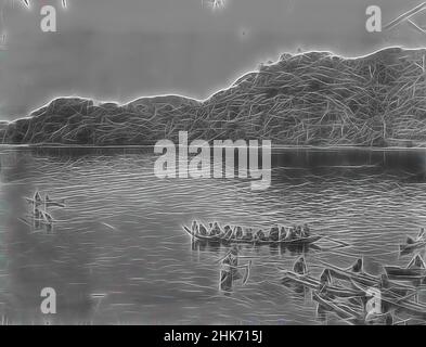 Ispirato a [Canoes, Pango Pango (sic), Samoa], studio Burton Brothers, studio fotografico, 23 luglio 1884, Dunedin, fotografia in bianco e nero, guardando verso il basso su una grande canoa centro a destra, con otto stabilizzatori affollati di fronte ad esso e due più dietro a sinistra. Collina ricoperta di fogliame tropicale, reinventata da Artotop. L'arte classica reinventata con un tocco moderno. Design di calda e allegra luminosità e di raggi di luce. La fotografia si ispira al surrealismo e al futurismo, abbracciando l'energia dinamica della tecnologia moderna, del movimento, della velocità e rivoluzionando la cultura Foto Stock