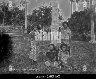 Ispirato da ragazze di Tongan, Neiafu, Vavau, studio Burton Brothers, studio fotografico, Luglio 1884, Nuova Zelanda, fotografia in bianco e nero, quattro donne Tongan, due gambe incrociate sedute davanti ad un tronco di albero di cocco, e due in piedi su entrambi i lati del tronco (una a destra appoggiata su di esso). Lo sfondo è, reimmaginato da Artotop. L'arte classica reinventata con un tocco moderno. Design di calda e allegra luminosità e di raggi di luce. La fotografia si ispira al surrealismo e al futurismo, abbracciando l'energia dinamica della tecnologia moderna, del movimento, della velocità e rivoluzionando la cultura Foto Stock