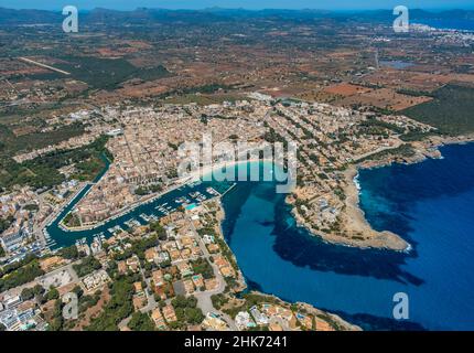 Veduta aerea, Porto Cristo spiaggia e porto turistico, Manacor, Maiorca, Europa, Isole Baleari, Spagna, Isole Baleari, Barche, Club Náutico Porto Cristo, ES, Foto Stock