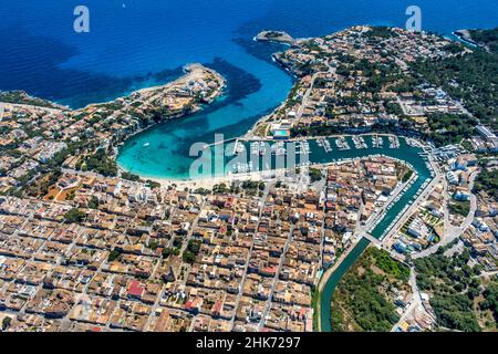 Veduta aerea, Porto Cristo spiaggia e porto turistico, Manacor, Maiorca, Europa, Isole Baleari, Spagna, Isole Baleari, Barche, Club Náutico Porto Cristo, ES, Foto Stock