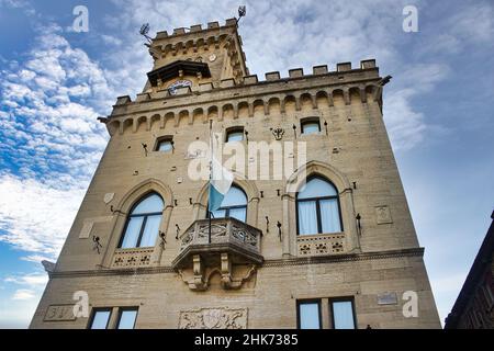 Il Palazzo del Governo della Repubblica di San Marino con la bandiera di San Marino che vola dal balcone nella piazza centrale della città Foto Stock