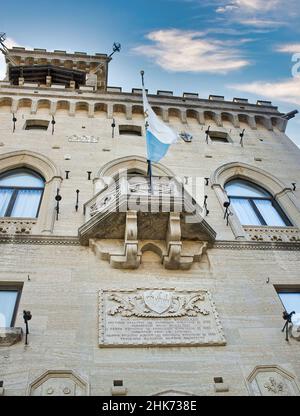 Il Palazzo del Governo della Repubblica di San Marino con la bandiera di San Marino che vola dal balcone nella piazza centrale della città Foto Stock