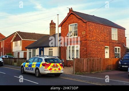 L'auto della polizia in una casa dopo una bomba spaventare in una casa su Wyberton West Rd. Che ha portato le case vicine ad essere evacuato Foto Stock