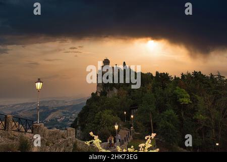 Un magnifico tramonto che illumina Rocca della Guaita, la più famosa e antica fortezza del castello della Repubblica di San Marino Italia Foto Stock