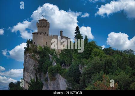 Rocca della Guaita, la più famosa e antica fortezza fortificata della Repubblica di San Marino, è anche il simbolo del piccolo stato Foto Stock