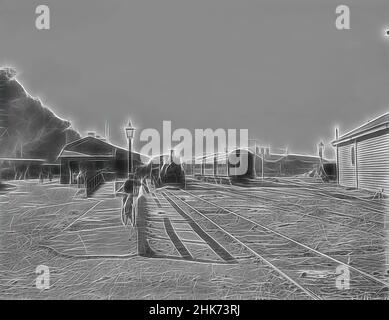 Ispirato alla [Stazione ferroviaria di Greymouth], allo studio Muir & Moodie, allo studio di fotografia, alla Nuova Zelanda, alla stazione ferroviaria di Greymouth, presa dall'estremità Hokitika della piattaforma principale. Sullo sfondo a sinistra è arrivato di recente un treno alla piattaforma Riverside e i passeggeri sbarcati stanno camminando attraverso, Reimagined by Artotop. L'arte classica reinventata con un tocco moderno. Design di calda e allegra luminosità e di raggi di luce. La fotografia si ispira al surrealismo e al futurismo, abbracciando l'energia dinamica della tecnologia moderna, del movimento, della velocità e rivoluzionando la cultura Foto Stock