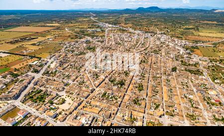 Veduta aerea, veduta della città con chiesa cattolica Església de Sant Julià, Campos, Europa, Isole Baleari, Spagna, Luogo di culto, ES, comunità religiosa Foto Stock