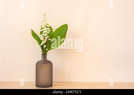 Bouquet di fiori giglio della valle in vaso su tavola Foto Stock