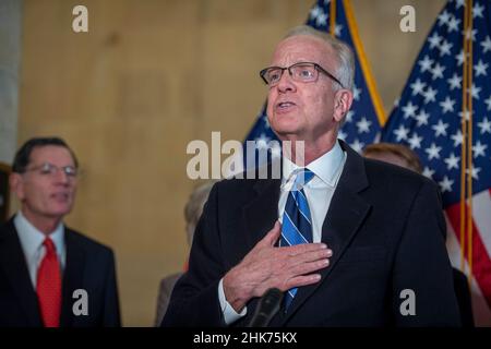 Washington, Stati Uniti d'America. 02nd Feb 2022. Il senatore degli Stati Uniti Jerry Moran (repubblicano del Kansas) offre osservazioni durante una conferenza stampa sulle politiche di confine tra Stati Uniti e Messico dell'amministrazione Biden, nell'edificio Russell Senate Office di Washington, DC, mercoledì 2 febbraio 2022. Credit: Rod Lammey/CNP/Sipa USA Credit: Sipa USA/Alamy Live News Foto Stock