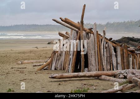 Una mensola di legno di Driftwood costruita sulla spiaggia in Tofino Foto Stock