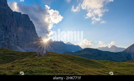 Tramonto sul Vomper Kette, con Laliderer Spitze e Birkkkarspitze, Monti Karwendel, Tirolo, Austria Foto Stock