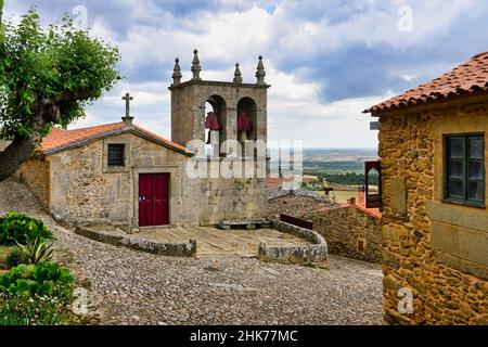 Ingresso e cortile della chiesa di Rocamador per nostra Signora, Castelo Rodrigo villaggio, Serra da Estrela, Beira alta, Portogallo Foto Stock