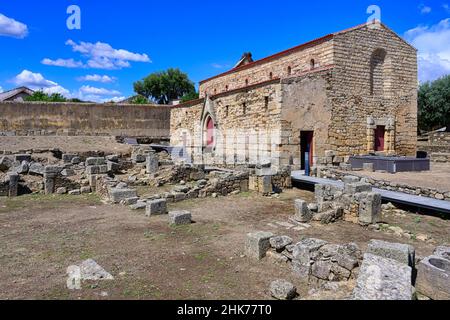 Cattedrale cattolica medievale smantellata e sito archeologico di scavo, villaggio di Idanha-a-Velha, Serra da Estrela, Beira alta, Portogallo Foto Stock